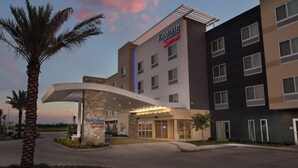 A Fairfield Inn & Suites by Marriott hotel with a modern design, featuring a covered entrance and a clear sky in the background. - Fairfield Inn & Suites Houma Southeast (Houma)