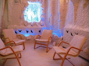 Sauna, ruang uap, pemandian Turki/hammam, dan pijat dengan batu panas