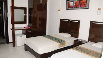 Standard Room | Minibar, in-room safe, desk, iron/ironing board