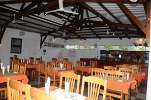 Serveert ontbijt, lunch en diner