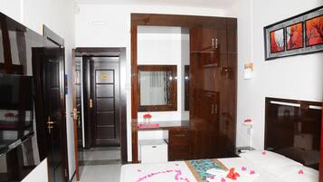 Kamar Standar | Minibar, brankas, meja kerja, dan setrika/meja setrika