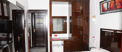 Chambre Standard | Minibar, coffres-forts dans les chambres, bureau