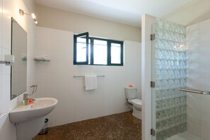 디럭스 트리플룸, 바닷가 | 욕실 | 샤워 시설