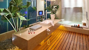 A modern bathroom with a wooden floor, a large mirror, a sink, and a bathtub. - Changhua KuiKuan Boutique Motel (Changhua)
