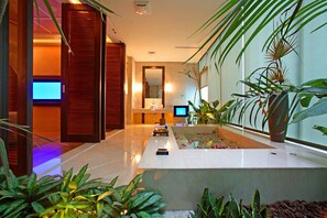 Double Room | Bathroom | Free toiletries, hair dryer, slippers, towels - Changhua KuiKuan Boutique Motel (Changhua)
