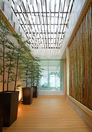 Habitación doble | Área de sala de estar | Televisión LCD