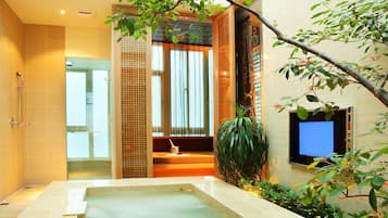 Habitación Deluxe doble | Bañera de hidromasaje cubierta