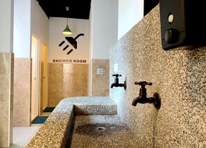 Dutxa, articles de tocador gratuïts, assecador de cabells i sabatilles 