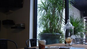 A wooden table with a coffee cup, a glass jar, and some papers. - Backpacker 41 hostel - Taichung (Taichung)