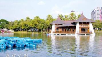 Soundproofing, free WiFi, bed sheets