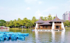 A traditional pavilion in the middle of a lake surrounded by blue boats, with a bridge in the background. - Backpacker 41 hostel - Taichung (Taichung)
