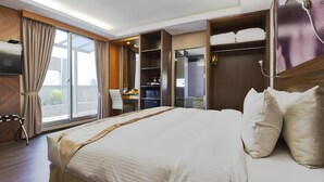 A modern hotel room with a large bed, a desk with a chair, a wardrobe, and a TV. - Yuhao Hotel Hsinchu (Hsinchu)