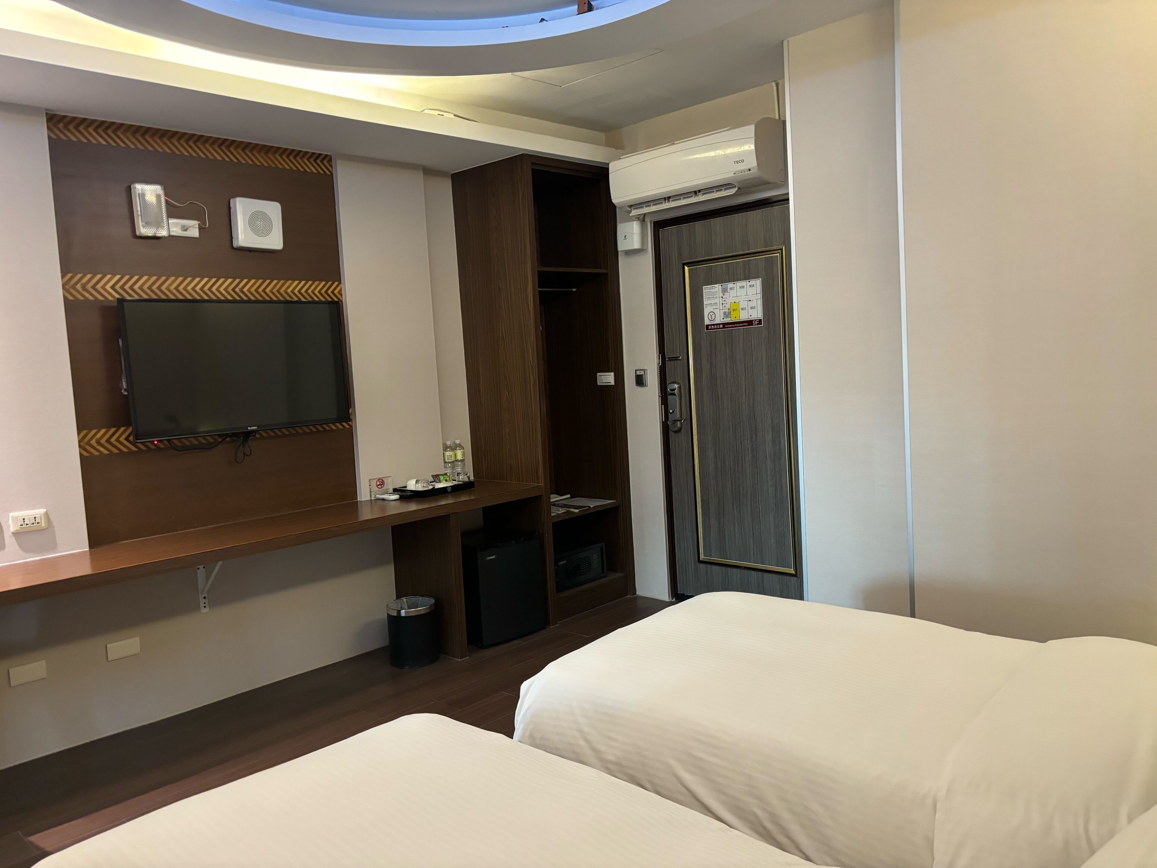 Standard Twin Room | Down comforters, minibar, in-room safe, desk