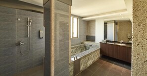 Deluxe tweepersoonskamer, balkon | Badkamer | Een haardroger, pantoffels, handdoeken, zeep