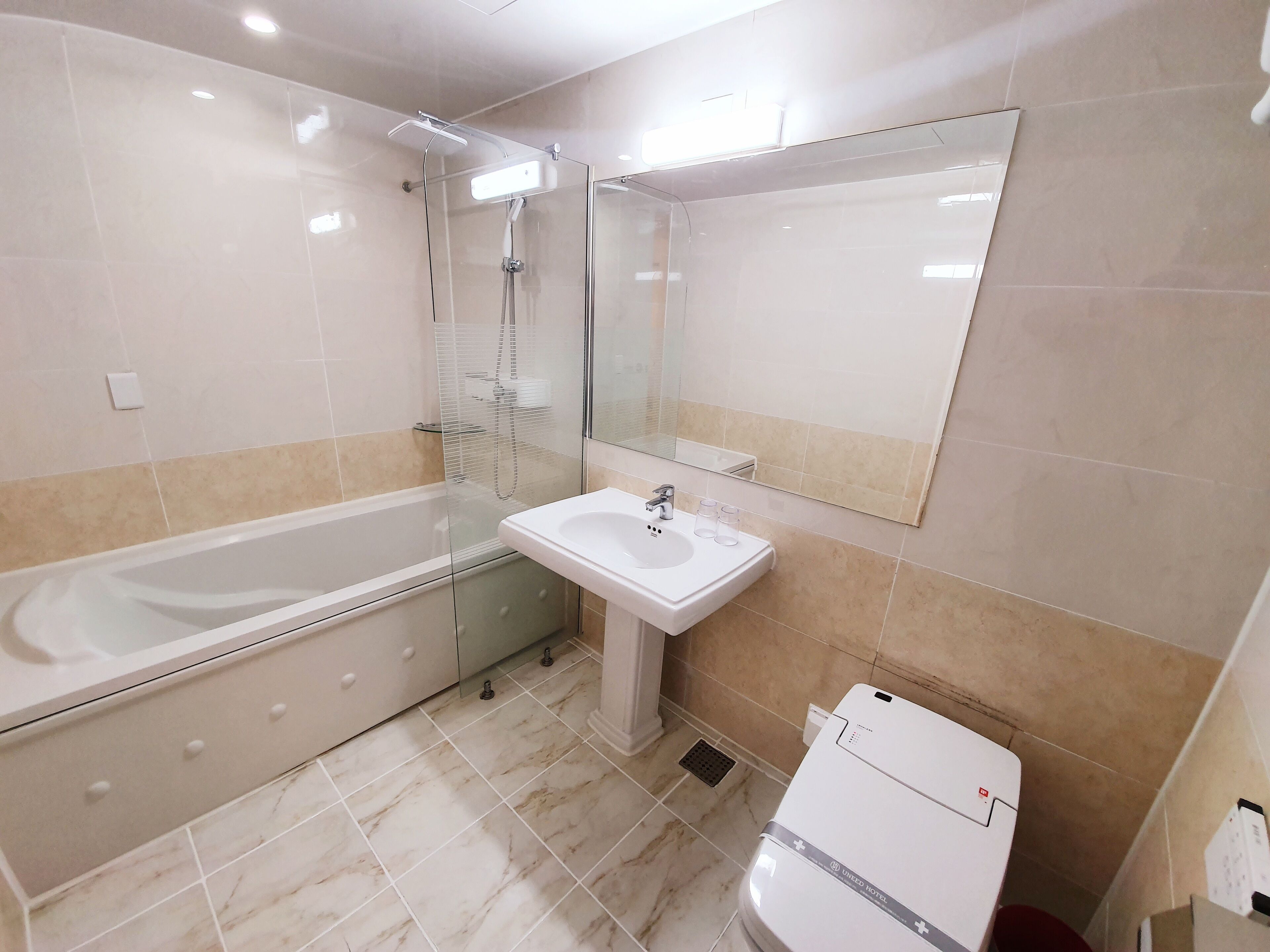deluxe twin room | bathroom | combined shower/bathtub, deep-soaking bathtub, designer toiletries