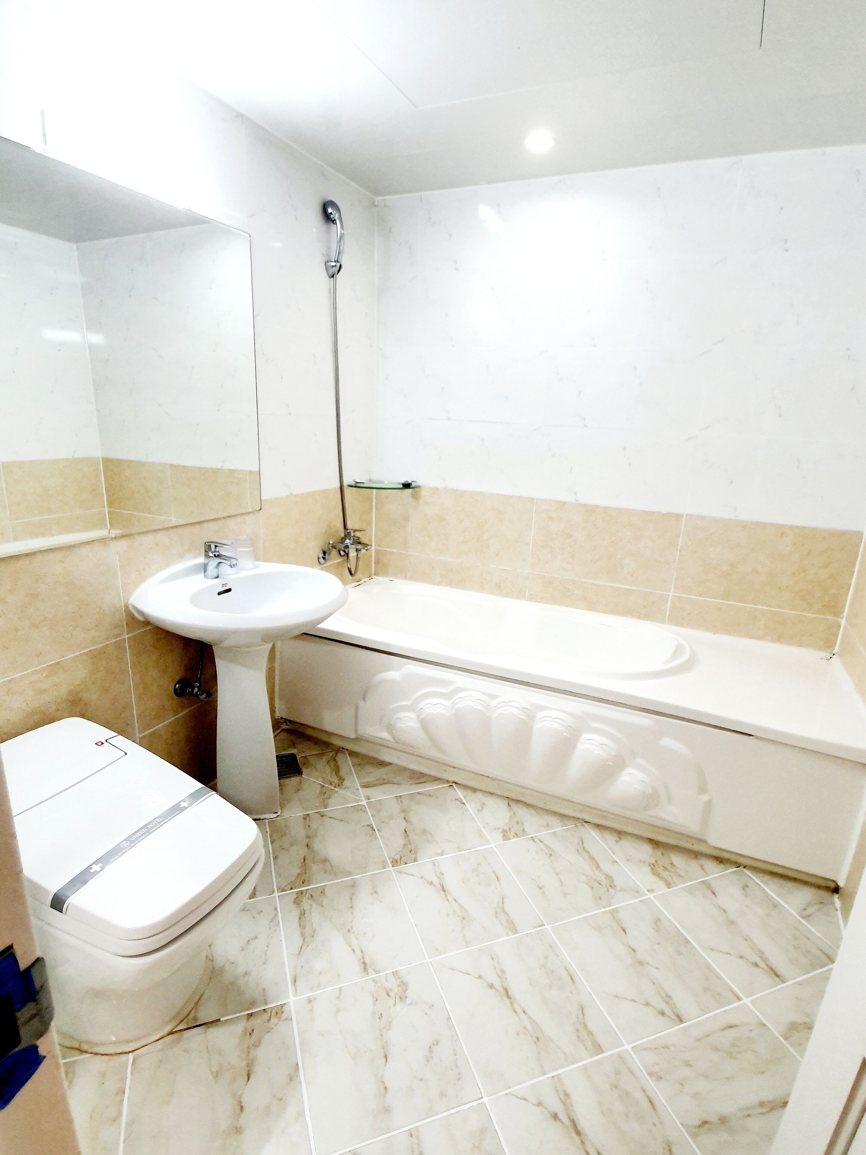 standard room | bathroom | combined shower/bathtub, deep-soaking bathtub, designer toiletries