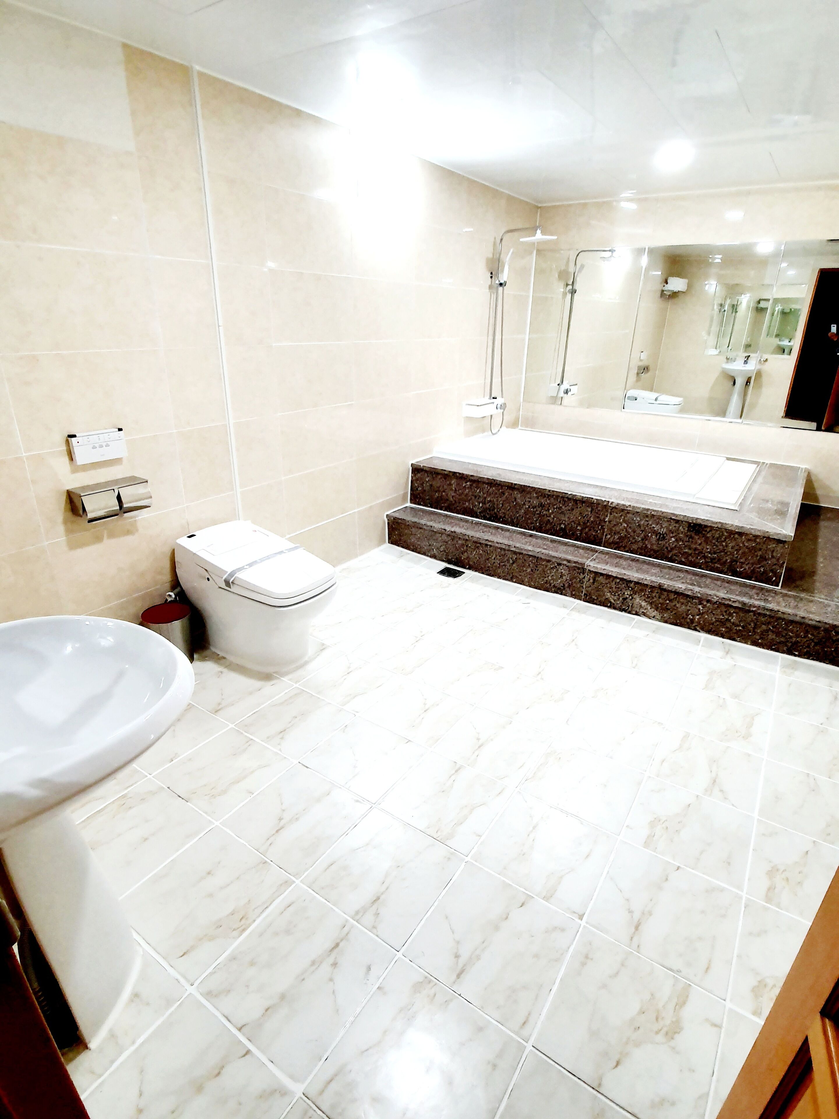 suite | bathroom | combined shower/bathtub, deep-soaking bathtub, designer toiletries