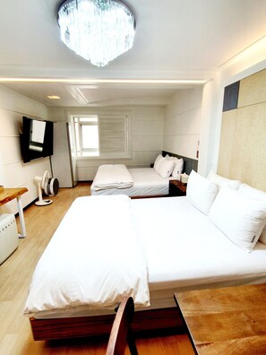 Deluxe Twin Room | Premium bedding, down comforters, memory foam beds, desk - Uneed Hotel (Daegu)