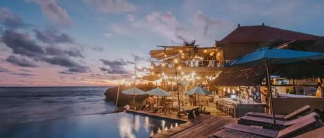 2 室外游泳池,日光浴躺椅