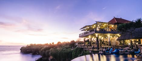 2 piscines extérieures, chaises longues