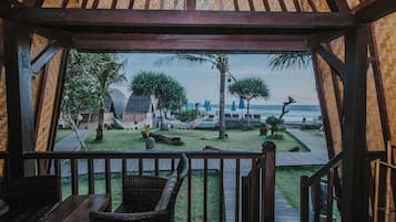 標準單棟小屋, 1 張標準雙人床, 部分海景 | 陽台景觀