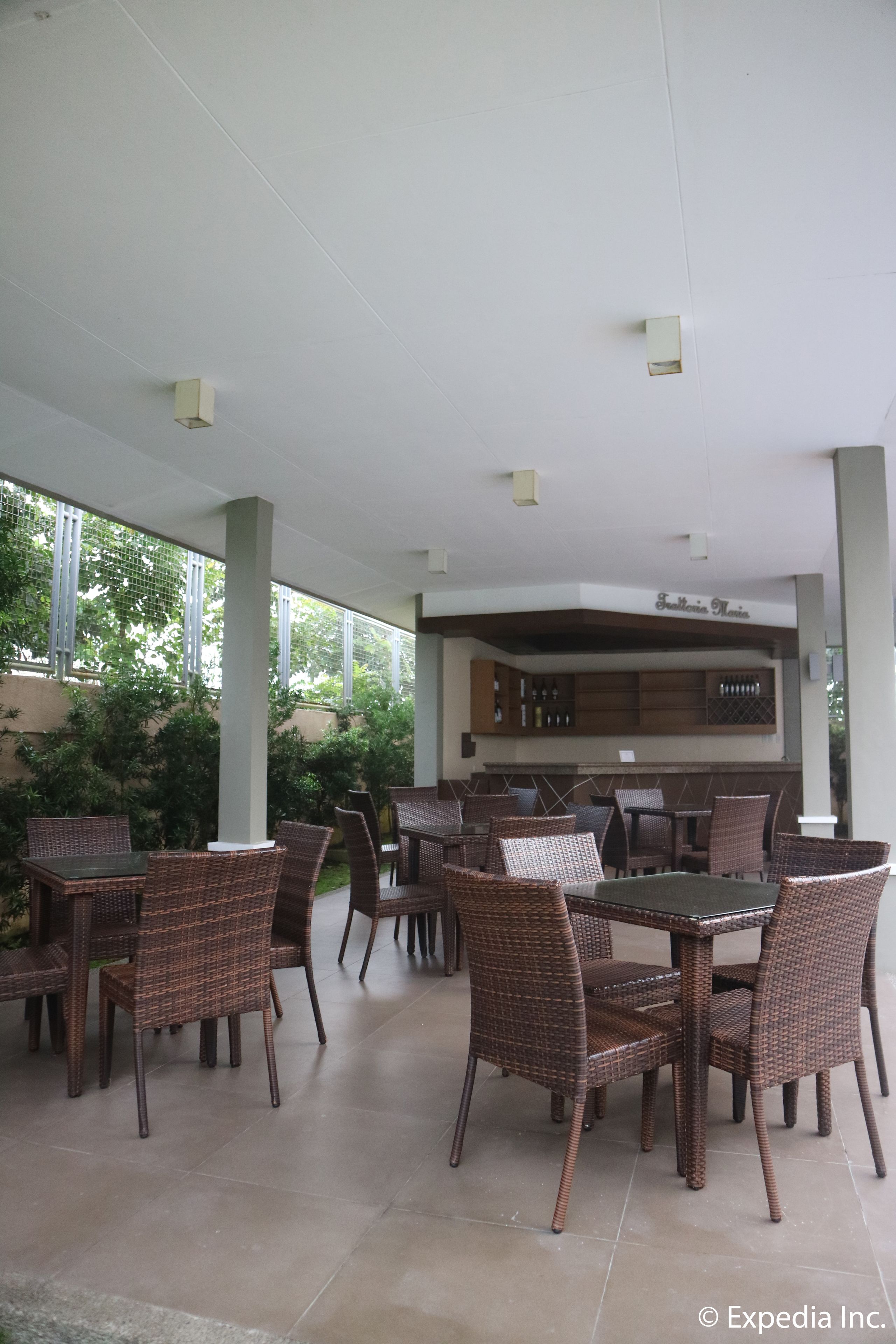 breakfast, lunch, dinner served; international cuisine