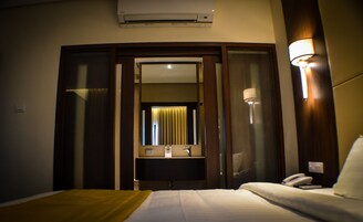 In-room safe, desk, blackout drapes, soundproofing