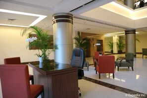 Lobby sitting area - Hotel Monticello (Tagaytay)