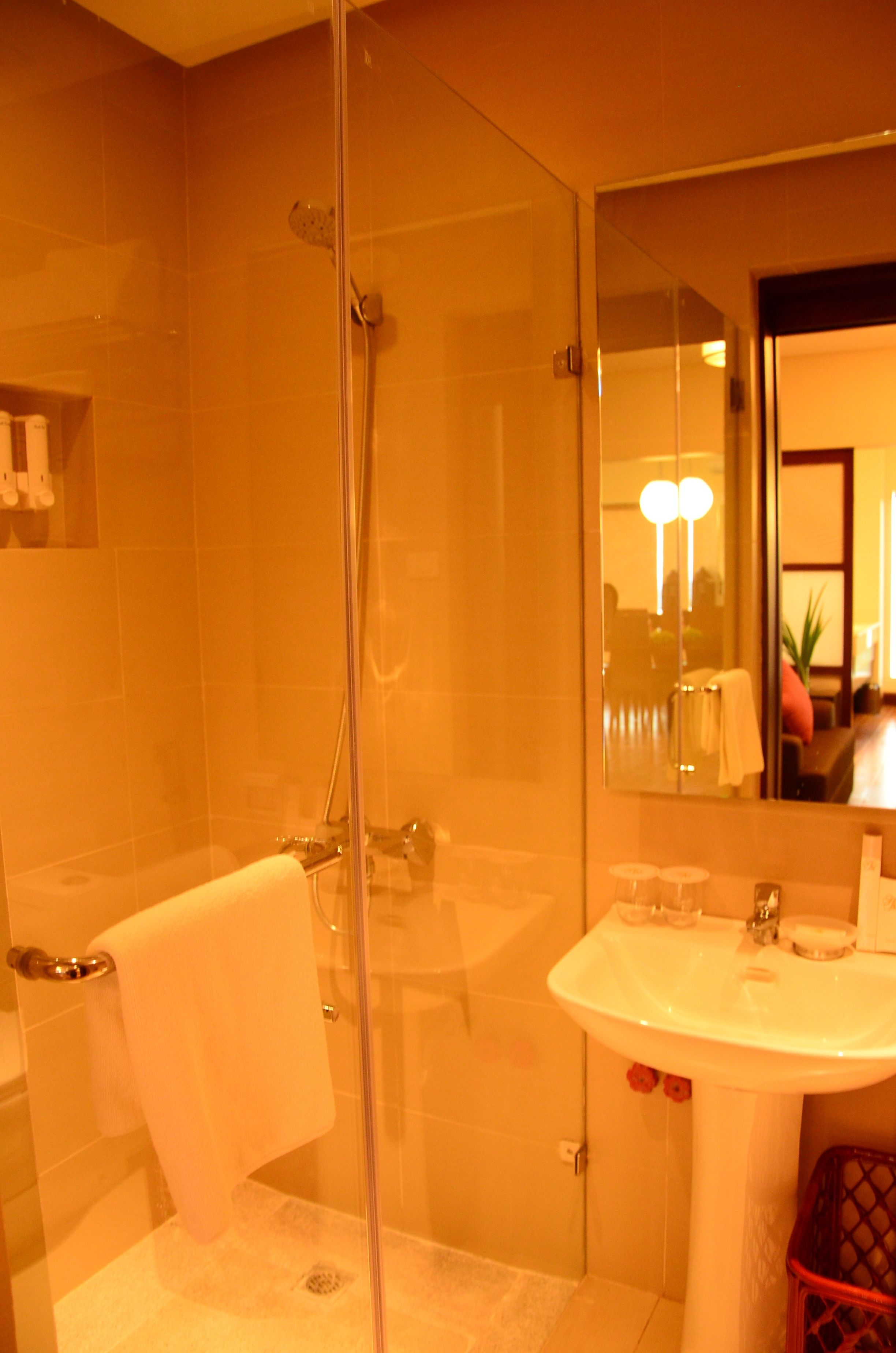 penthouse duomo | bathroom | combined shower/bathtub, rainfall showerhead, free toiletries