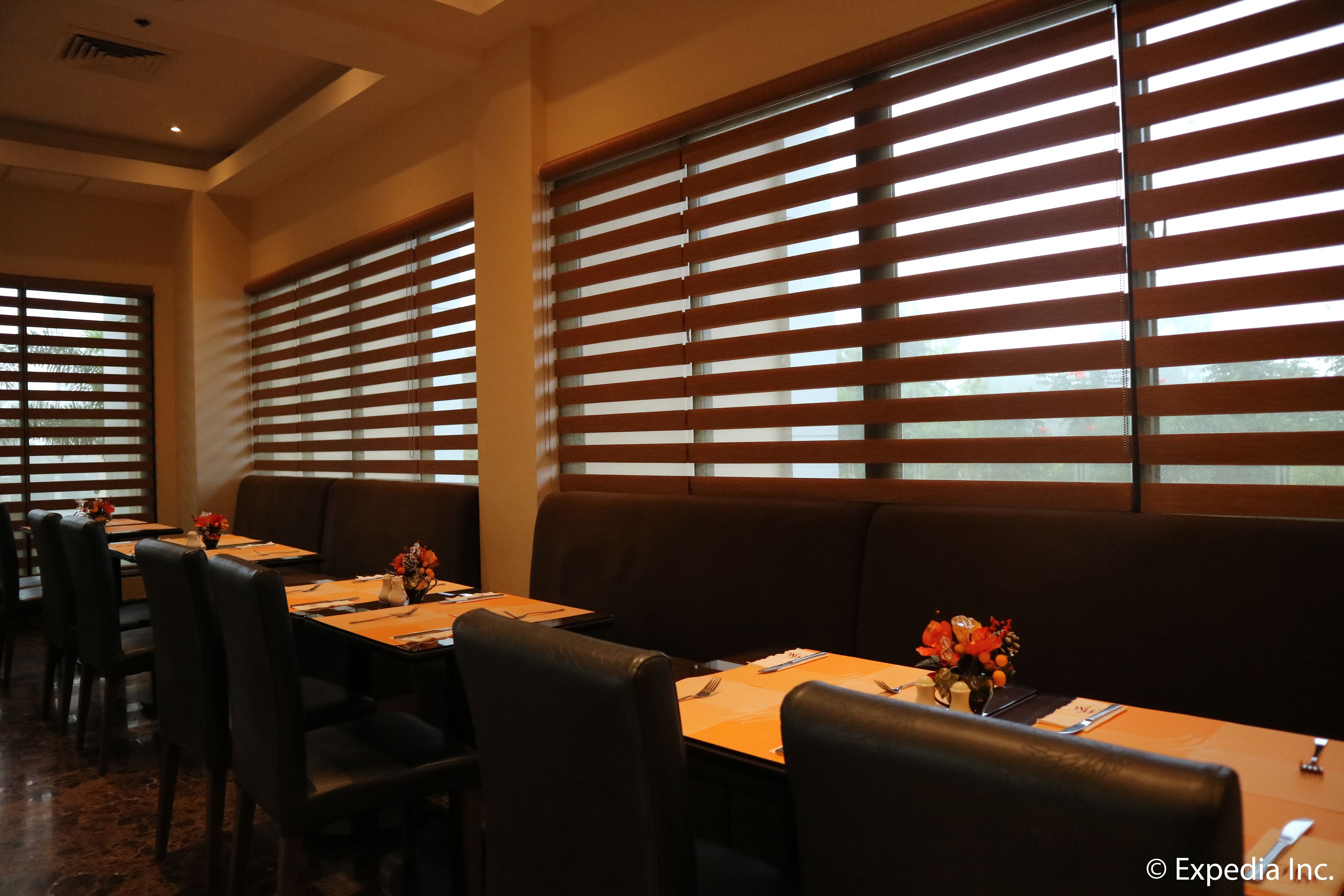 breakfast, lunch, dinner served; international cuisine