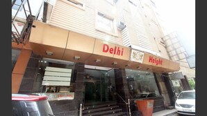 L’extérieur d’un immeuble sur lequel on peut lire l’inscription « Delhi Heights ».