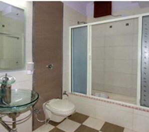 Deluxe Room, 1 Bedroom, Private Bathroom | Bathroom | Shower