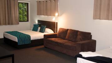 Family Room | Desk, soundproofing, iron/ironing board, free WiFi