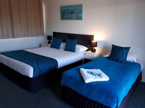 Habitación con 2 camas individuales | Escritorio, insonorización, tabla de planchar con plancha y wifi gratis 