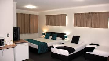 Triple Room | Desk, soundproofing, iron/ironing board, free WiFi