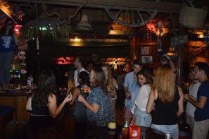 2 bares y bar en la playa