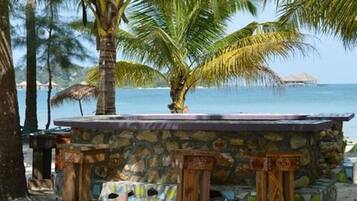 2 bars/lounges, beach bar