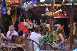 2 restaurantes; se sirven desayunos, comidas y cenas