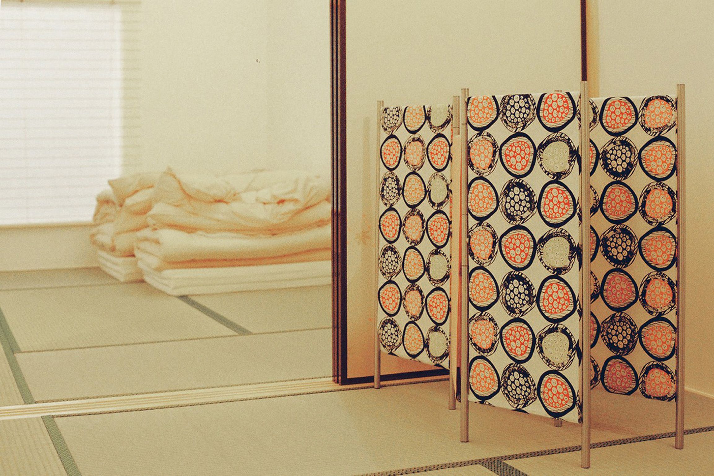 個室 B (3人まで可) | WiFi (無料)、ベッドシーツ