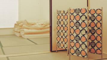 個室 B (3人まで可) | WiFi (無料)、ベッドシーツ