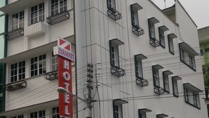 A building with a sign for a hotel named "Hotel Zermaatti". - Zermatt Hotel (Tanah Rata)