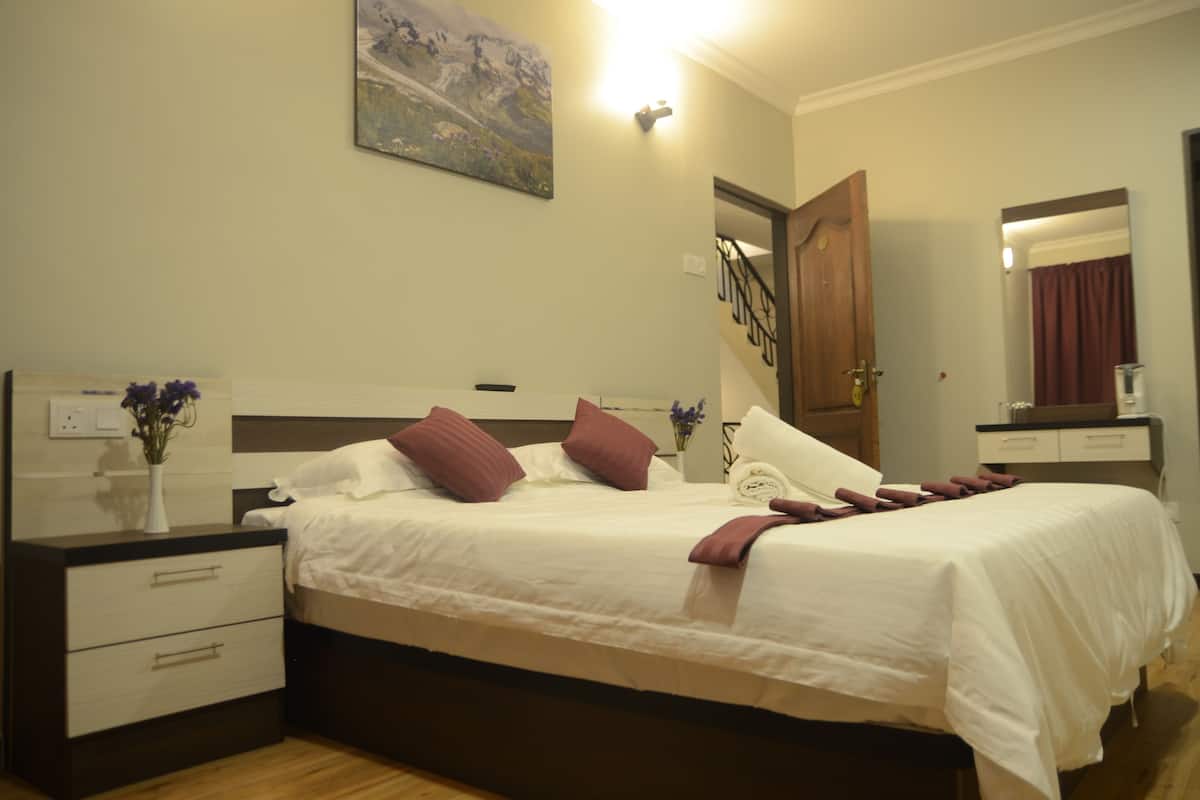 Habitación Deluxe, 1 cama Queen size | Escritorio, tabla de planchar con plancha, wifi gratis y ropa de cama