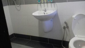 A bathroom with a sink, mirror, and toilet. - Zermatt Hotel (Tanah Rata)