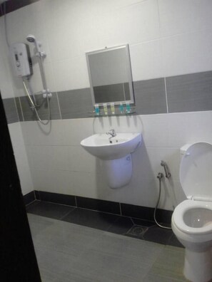 Shower, free toiletries, hair dryer, towels - Zermatt Hotel (Tanah Rata)