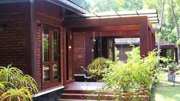 Casa de campo Deluxe, 2 camas individuales, vista al jardín, en el área del jardín | Muebles diferentes y escritorio