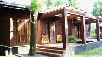 Deluxe Cottage, 2 Twin Beds, Garden View, Garden Area | Individually furnished, desk