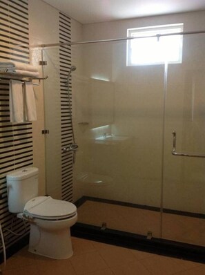 Regadera, amenidades de baño gratuitas, pantuflas, toallas 