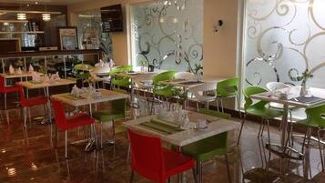 Breakfast, lunch, dinner served; Indonesian cuisine