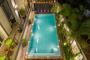 Outdoor pool, pool umbrellas - Vilada Angkor Boutique (Siem Reap)