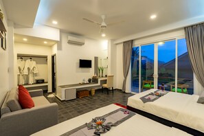 豪華雙床房, 2 張單人床, 泳池景 | 1 間睡房、迷你吧、房內夾萬、書桌